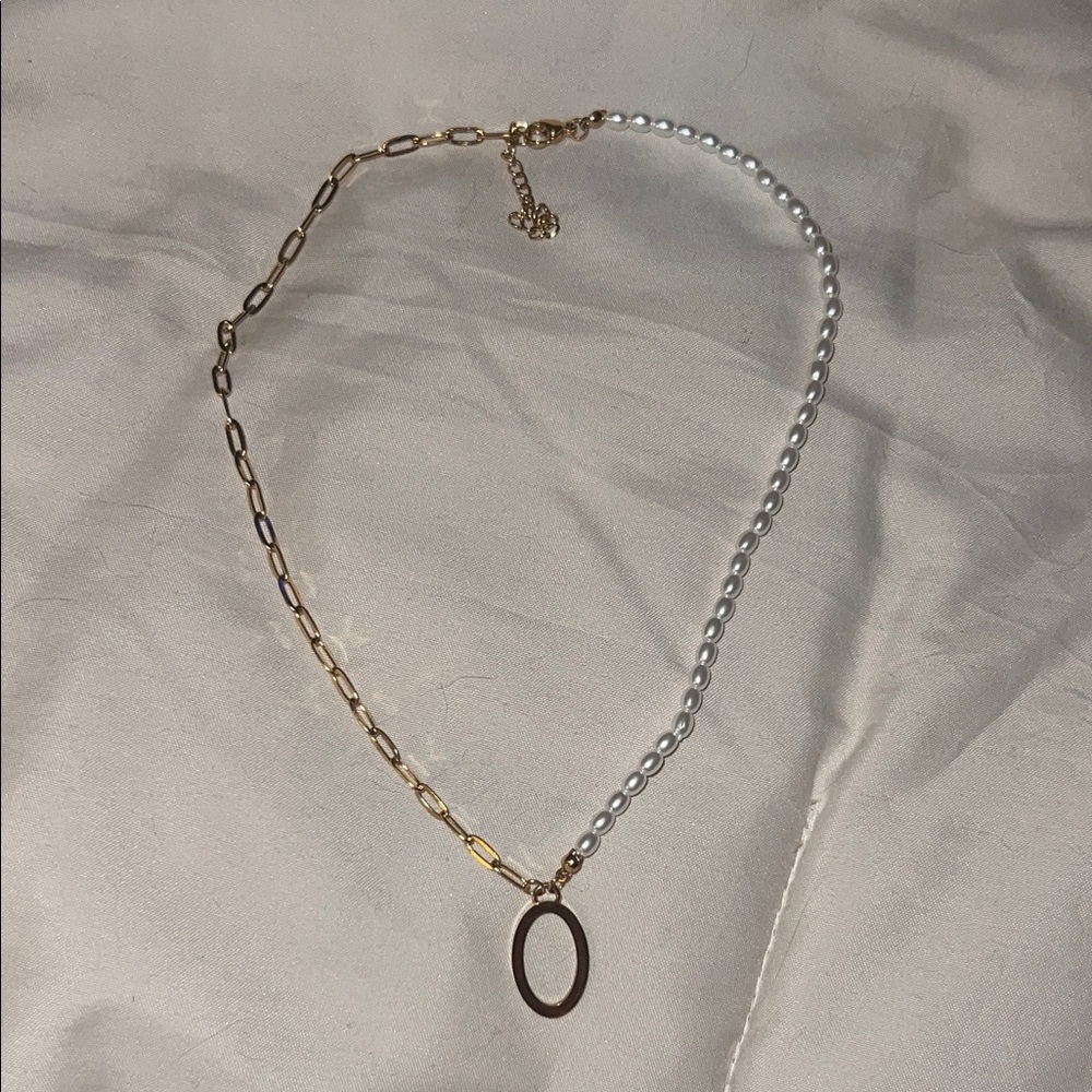 Chic Two-Tone Necklace with Pearl Accents